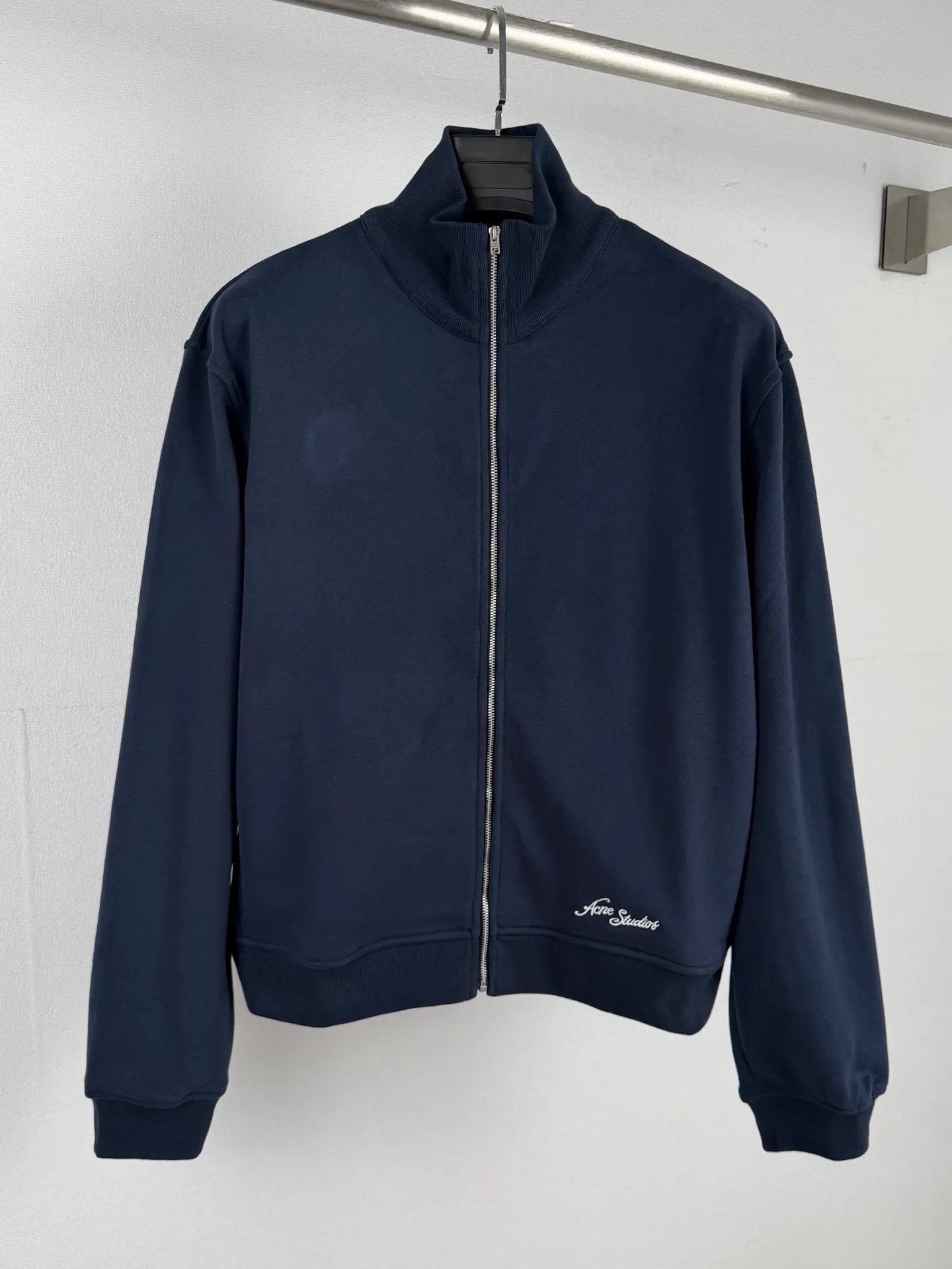 ACNE Studios embroidered logo zipper jacket. Customized cloud velvet double-ply soft cotton. Draped and crisp. The cloud is soft and skin-friendly. It is as quiet and melancholy as the deep sea mist blue. It smudges a collection-level luxury and elegance in silence. The echoing floral embroidery logo on the front and back is embroidered with fine silk thread to create the unique luxury logo totem of Acne Studios. It inherits the minimalist core of Scandinavia and integrates the edge of Retro street trend. The half-zip stand-up collar has a neat and elegant silhouette, redefining the style and aura of light luxury wear. Process 1: Using imported machine embroidery technology, using advanced computer control systems and precision mechanical components to realize the Acne Studios logo work with high precision and smooth and delicate lines. Process 2: The fabrics have been fermented and washed for better hand feel and texture. Not easy to deform, not easy to shrink, not easy to fade, and maintain long-term beauty. Accessories: Customized 1:1 Acne zipper Customized 1:1 Acne trademark Fit: Loose fit Size: S M L XL
